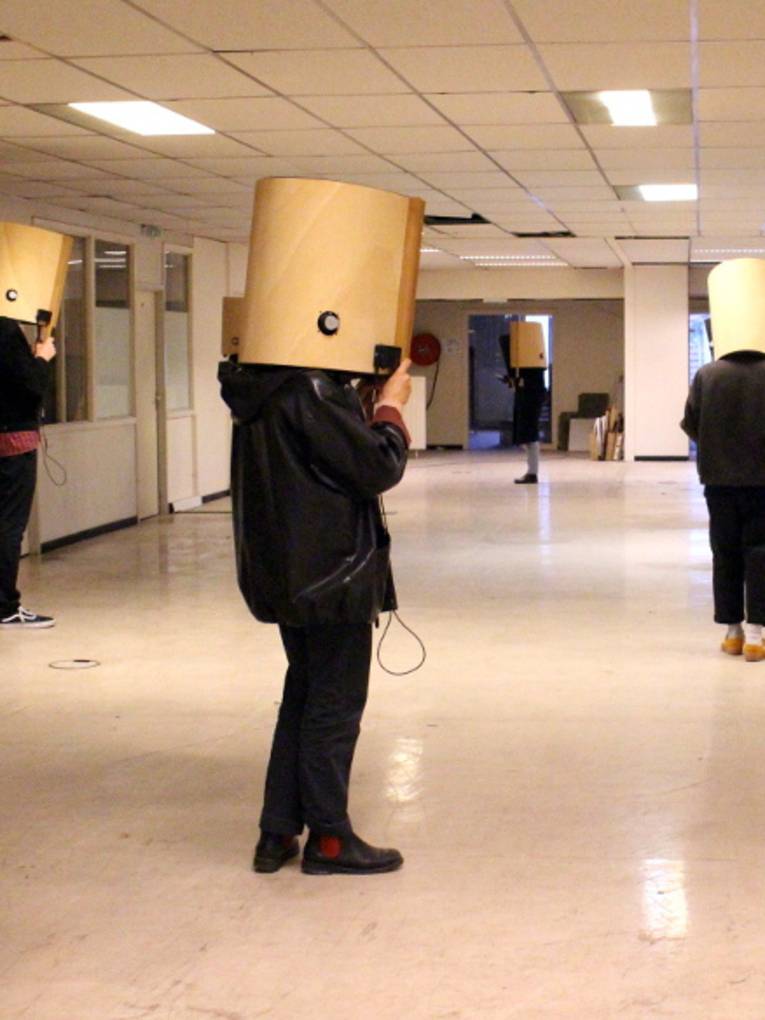 Menschen mit verdeckten Köpfen in einem Raum